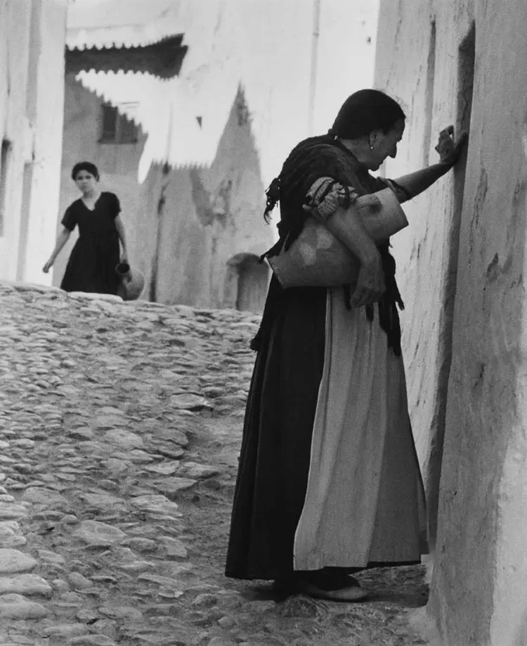 Woman Carrying Jug valentinemuseumofart hugh bell woman carrying jug 1957